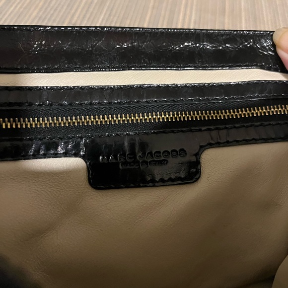 MARC JACOBS black-patent leather. Luxuriously soft leather, gold toned hardware. - Picture 5 of 9